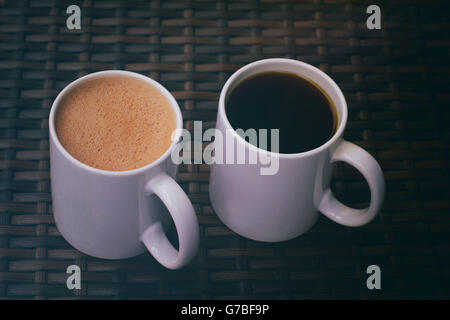 Photographie d'une paire de tasses de café Banque D'Images