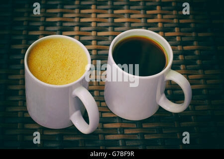 Photographie d'une paire de tasses de café Banque D'Images