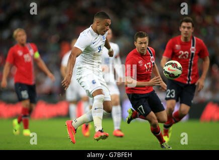 Alex Oxlade-Chamberlain (à gauche) en Angleterre et Martin Linnes (à droite) en Norvège se battent pour le bal The International friendly au stade Wembley, Londres. APPUYEZ SUR ASSOCIATION photo. Date de la photo: Mercredi 3 septembre 2014. Voir PA Story FOOTBALL England. Le crédit photo devrait se lire comme suit : Nick Potts/PA Wire. Banque D'Images