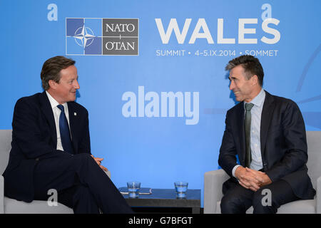 Le Premier ministre David Cameron (à gauche) et le Secrétaire général de l'OTAN Anders Fogh Rasmussen (à droite) parlent à la veille du Sommet de l'OTAN 2014 au Celtic Manor Resort de Newport, au pays de Galles. Banque D'Images