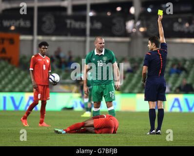 Darron Gibson de la République d'Irlande reçoit une carte jaune lors de l'International friendly au stade Aviva, Dublin, Irlande. Banque D'Images