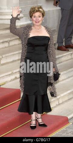 L'actrice Imelda Staunton arrive pour la cérémonie de clôture au Gran Teatro la Fenice à Venise, en Italie, lors du 61ème Festival annuel du film de Venise. La Grande-Bretagne célébrait ce soir un double triomphe au Festival du film de Venise. Vera Drake, un nouveau film controversé sur l'avortement du réalisateur britannique Mike Leigh, a remporté de manière inattendue le prix Golden Lion du meilleur film. Imelda Staunton, qui joue le titre de personnage, a été nommée meilleure actrice sur une nuit d'exaltation pour tous les impliqués dans la production britannique à faible budget. Banque D'Images