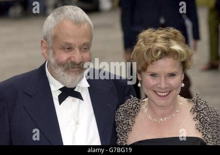 L'actrice Imelda Staunton et le réalisateur Mike Leigh arrivent pour la cérémonie de clôture au Gran Teatro la Fenice à Venise, en Italie, lors du 61e Festival annuel du film de Venise.La Grande-Bretagne célébrait ce soir un double triomphe au Festival du film de Venise.Vera Drake, un nouveau film controversé sur l'avortement du réalisateur britannique Mike Leigh, a remporté de manière inattendue le prix Golden Lion du meilleur film.Imelda Staunton, qui joue le titre de personnage, a été nommée meilleure actrice sur une nuit d'exaltation pour tous les impliqués dans la production britannique à faible budget. Banque D'Images