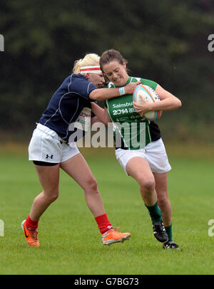 Le Stacey Flood d'Irlande est attaqué par Annie Bevan du pays de Galles B dans les Rugby Sevens aux Sainsbury's School Games 2014, Armitage site, Manchester. Banque D'Images