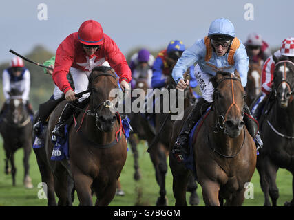 G Force, criblée par Daniel Tudhope (au centre en bleu), remporte la Betfred Sprint Cup lors du Betfred Sprint Cup Festival à l'hippodrome de Haydock Park, Newton-le-Willows. Banque D'Images