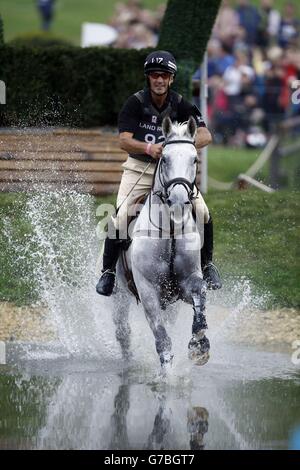 Andrew Nicholson, en Nouvelle-Zélande, qui fait de l'équitation à Avebury, participe à la phase de cross-country au cours du troisième jour des essais de chevaux Land Rover Burghley 2014 au parc Burghley, à Stamford. Banque D'Images