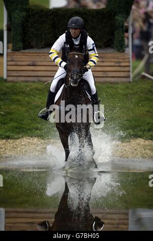 Sam Griffiths, en Australie, qui fait l'équitation Happy Times, participe à la phase de cross-country au cours du troisième jour des essais de chevaux Land Rover Burghley 2014 à Burghley Park, Stamford. Banque D'Images