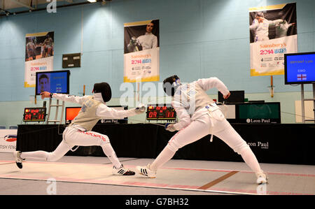 L'action de la finale de la feuille d'escrime masculine entre Daniel Kiss et Lyle Bryant, en Angleterre, aux Jeux scolaires de Sainsbury en 2014, au Wright Robinson College, à Manchester. Banque D'Images