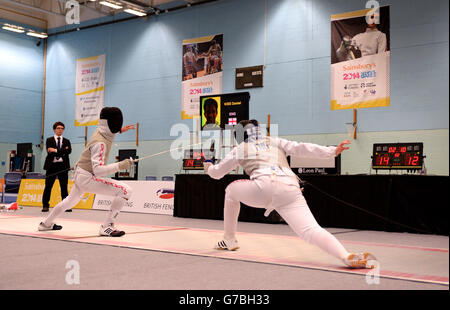 L'action de la finale de la feuille d'escrime masculine entre Daniel Kiss et Lyle Bryant, en Angleterre, aux Jeux scolaires de Sainsbury en 2014, au Wright Robinson College, à Manchester. Banque D'Images