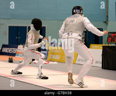 L'action de la finale de la feuille d'escrime masculine entre Daniel Kiss et Lyle Bryant, en Angleterre, aux Jeux scolaires de Sainsbury en 2014, au Wright Robinson College, à Manchester. Banque D'Images