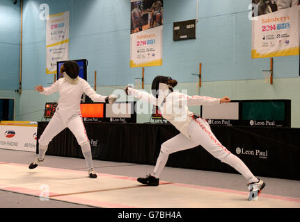 Action de la finale de l'épée de l'Escrime féminin entre le Jess Gundry d'Angleterre et Lydia Stanier aux Jeux scolaires de Sainsbury en 2014, Wright Robinson College, Manchester. Banque D'Images