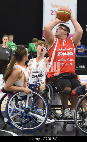 Matt Greenwood, du pays de Galles, fait des prises de vue sur Charlotte Moore et Alex Mitten, du centre d'Angleterre, lors des Jeux scolaires de Sainsbury en 2014 à l'arène régionale de Manchester, à Manchester. Banque D'Images