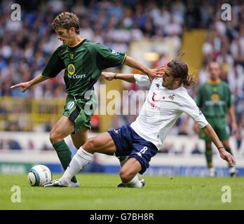 David Bentley de Norwich City est attaqué par Miguel Pedro Mendes de Tottenham Hotspur (à droite) lors de leur match Barclays Premiership à White Hart Lane, au nord de Londres. La correspondance s'est terminée de 0 à 0. Banque D'Images