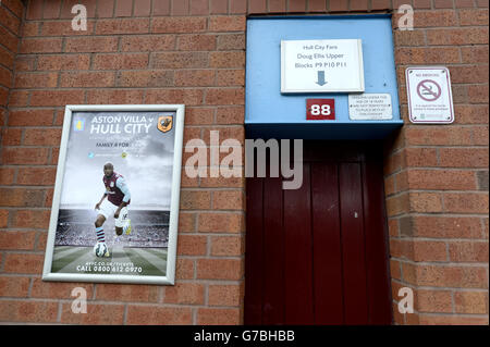 Une vue générale d'une porte de tourniquet et des panneaux à Villa Park, maison de Aston Villa Banque D'Images