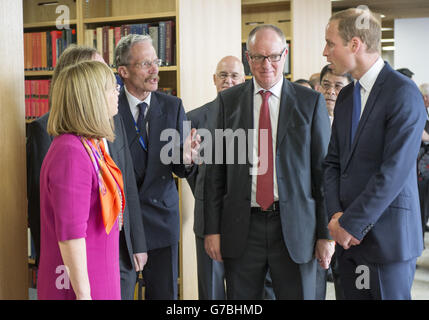 Le duc de Cambridge rencontre des membres du personnel avec le principal Dame Elish Angioline alors qu'il ouvrait officiellement le bâtiment du Centre chinois de l'Université Dickson Poon d'Oxford à Oxford, après avoir annoncé que lui et la duchesse de Cambridge attendent leur deuxième enfant. Banque D'Images