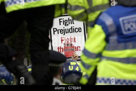 Les manifestants brandissent leurs banderoles lors d'une manifestation pro-chasse sur la place du Parlement, dans le centre de Londres, avant le vote d'un projet de loi controversé qui pourrait finalement interdire la chasse au renard et les cours de lièvres en Angleterre et au pays de Galles. Le projet de loi sur la chasse sera mis en urgence à la Chambre des communes en une seule journée, et le gouvernement a clairement indiqué que, si les députés votaient pour une interdiction, il invoquera la Loi du Parlement pour annuler la résistance attendue des lords. Banque D'Images