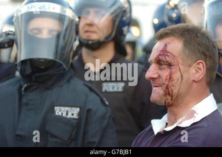 Un homme se blesse alors que la violence fait flambeaux lorsque des milliers de manifestants manifestent contre l'interdiction du gouvernement de chasser le renard sur la place du Parlement, dans le centre de Londres. Banque D'Images