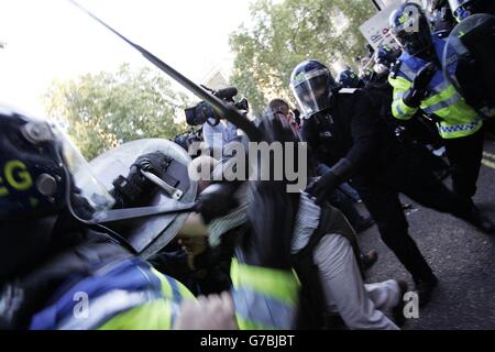 La police limite les manifestants alors qu'ils manifestent contre l'interdiction du gouvernement de chasser le renard sur la place du Parlement, dans le centre de Londres. Banque D'Images