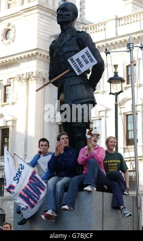 Les jeunes applaudissent les orateurs lors d'un rassemblement pro-chasse sur la place du Parlement, dans le centre de Londres.Ce soir, les députés ont voté massivement pour interdire la chasse au renard et les cours au lièvre - après l'interruption du débat lorsque cinq manifestants pro-chasse ont envahi la Chambre des communes. Banque D'Images