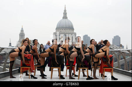 Un groupe de danseurs se produit sur le pont du millénaire à Londres pour célébrer l'art du pansement pour le détaillant de vêtements de première qualité Peter Hahn. Banque D'Images