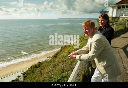 Le chef du Parti libéral démocrate Charles Kennedy prend la vue sur la plage de Bournemouth lors d'une promenade avec sa femme Sarah à la veille de la conférence annuelle du parti dans la station. Le parti utilisera les cinq jours à Bournemouth pour essayer de convaincre les électeurs qu'ils ne sont pas seulement un Le choix des votes de protestation contre la guerre en Irak, mais une véritable alternative aux travaillistes et aux conservateurs. Banque D'Images