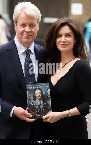 Earl et la comtesse Spencer se tiennent avec son nouveau livre Killers of the King lors de son lancement à Spencer House, dans le centre de Londres. Banque D'Images