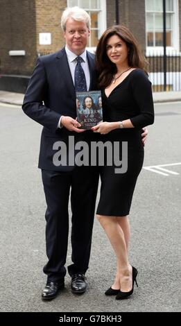 Earl et la comtesse Spencer se tiennent avec son nouveau livre Killers of the King lors de son lancement à Spencer House, dans le centre de Londres. Banque D'Images