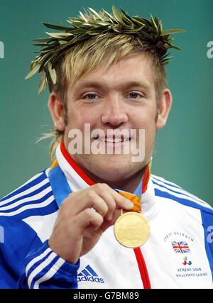 DaN Greaves, en Grande-Bretagne, montre la médaille d'or qu'il a gagnée lors du Plance Discus des hommes F44/46 aux Jeux paralympiques d'Athènes, en Grèce. Banque D'Images