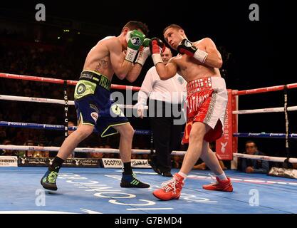 Anthony Crolla (à gauche) en action avec Gamaliel Diaz pendant le combat de titre léger Inter-Continental WBO à la Manchester Arena, Manchester. Banque D'Images