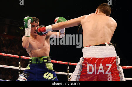 Anthony Crolla (à gauche) en action avec Gamaliel Diaz pendant le combat de titre léger Inter-Continental WBO à la Manchester Arena, Manchester. Banque D'Images