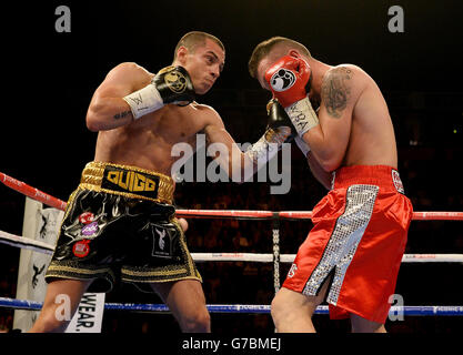 Scott Quigg (à gauche) en action avec Stephane Jamoye pendant le combat WBA World Super Bantamweight Title au Manchester Arena, Manchester. Banque D'Images