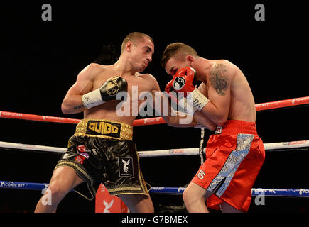 Scott Quigg (à gauche) en action avec Stephane Jamoye pendant le combat WBA World Super Bantamweight Title au Manchester Arena, Manchester. Banque D'Images