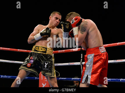 Scott Quigg (à gauche) en action avec Stephane Jamoye pendant le combat WBA World Super Bantamweight Title au Manchester Arena, Manchester. Banque D'Images