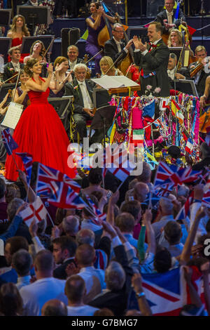 Le chef d'orchestre Sakari Oramo (à droite) et Ruthie Hensharth se produit pendant la dernière nuit des Proms de la BBC au Royal Albert Hall, Londres. Banque D'Images