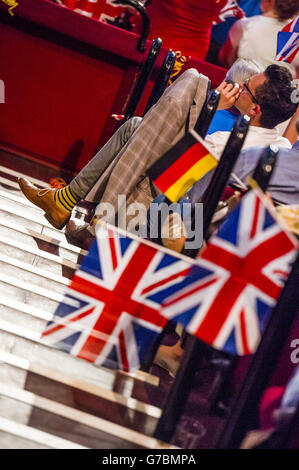 Membres du public pendant la dernière nuit des Proms au Royal Albert Hall, Londres. Banque D'Images