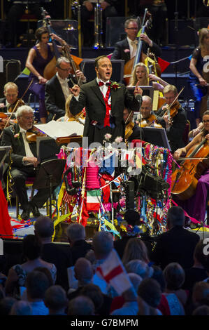 Chef d'orchestre, Sakari Oramo pendant la dernière nuit des Proms au Royal Albert Hall, Londres. Banque D'Images