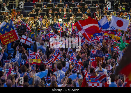 Dernière nuit des Proms 2014 - Londres.Membres du public pendant la dernière nuit des Proms au Royal Albert Hall, Londres. Banque D'Images