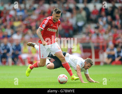 Football - championnat Sky Bet - Nottingham Forest / Derby County - City Ground.Henri Lansbury (à gauche) de la forêt de Nottingham et Craig Bryson du comté de Derby se battent pour le ballon Banque D'Images