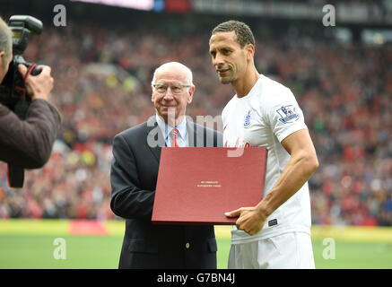 Rio Ferdinand des Queens Park Rangers pose une photo avec Sir Bobby Charlton avant le match de la Barclays Premier League à Old Trafford, Manchester. APPUYEZ SUR ASSOCIATION photo. Date de la photo: Dimanche 14 septembre 2014. Voir PA Story FOOTBALL Man Utd. Le crédit photo devrait se lire: Martin Rickett/PA Wire. Banque D'Images