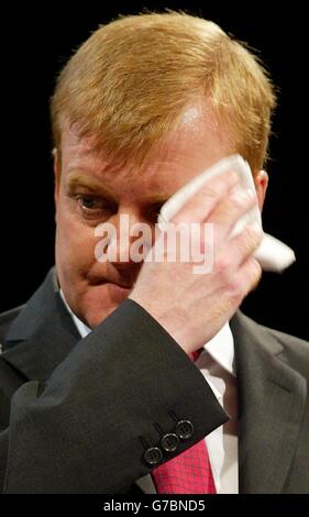 Le chef du Parti libéral démocrate Charles Kennedy élimine la sueur de son front lorsqu'il fait son discours clé à la conférence annuelle du parti à Bournemouth.Les libéraux-démocrates ne sont plus seulement le parti pour les votes de protestation, mais la seule vraie alternative à un gouvernement travailliste, a-t-il dit aujourd'hui. Banque D'Images