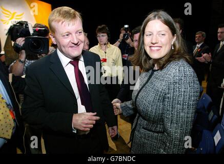 Le chef du Parti libéral démocrate Charles Kennedy avec sa femme Sarah après avoir prononcé son discours clé à la conférence annuelle du parti à Bournemouth. Les libéraux-démocrates ne sont plus seulement le parti pour les votes de protestation, mais la seule vraie alternative à un gouvernement travailliste, a-t-il dit aujourd'hui. Banque D'Images