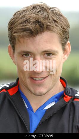 Ben Shephard, footballeur célèbre, pose pour les photographes lors d'une séance photo avant le match de Sky One au Bisham Abbey Sports Center.Le 3 octobre, une équipe de football de célébrité entrera dans l'académie de formation de Newcastle United et, dirigée par Graham Taylor, sera soumise à une semaine de formation professionnelle.À la fin de la semaine, l'équipe jouera un match contre un jeu de légendes de Premiership X1 sous Bobby Robson. Banque D'Images