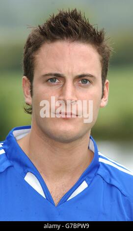 Le footballeur de renom Gary Lucy pose pour les photographes lors d'une séance photo avant le match de Sky One au Bisham Abbey Sports Center. Le 3 octobre, une équipe de football de célébrité entrera dans l'académie de formation de Newcastle United et, dirigée par Graham Taylor, sera soumise à une semaine de formation professionnelle. À la fin de la semaine, l'équipe jouera un match contre un jeu de légendes de Premiership X1 sous Bobby Robson. Banque D'Images