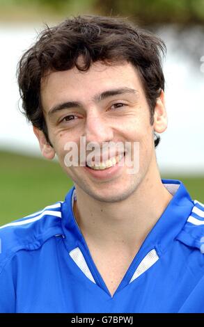 Le footballeur Ralf Little pose pour les photographes lors d'une séance photo avant le match de Sky One au Bisham Abbey Sports Center. Le 3 octobre, une équipe de football de célébrité entrera dans l'académie de formation de Newcastle United et, dirigée par Graham Taylor, sera soumise à une semaine de formation professionnelle. À la fin de la semaine, l'équipe jouera un match contre un jeu de légendes de Premiership X1 sous Bobby Robson. Banque D'Images