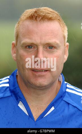 Le footballeur Thomas Craig pose pour les photographes lors d'une séance photo avant le match de Sky One au Bisham Abbey Sports Center.Le 3 octobre, une équipe de football de célébrité entrera dans l'académie de formation de Newcastle United et, dirigée par Graham Taylor, sera soumise à une semaine de formation professionnelle.À la fin de la semaine, l'équipe jouera un match contre un jeu de légendes de Premiership X1 sous Bobby Robson. Banque D'Images