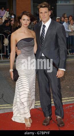 James Cracknell, rameur olympique récompensé par un meadal d'or, et sa femme, Beverley Turner, présentatrice de télévision, arrivent pour les Celebrity Awards au London Television Centre, dans le centre de Londres. La cérémonie de remise des prix récompensant les célébrités préférées des nations sera télévisée sur ITV1 mercredi 29 septembre. Banque D'Images