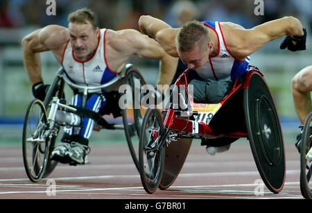 Dave Weir (à droite) et David se tiennent lors de la finale masculine de 100 mètres T54 aux Jeux paralympiques d'Athènes, en Grèce. POUR Banque D'Images