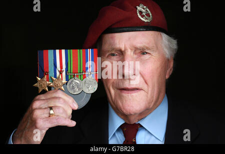 Des page, un ancien combattant de la Seconde Guerre mondiale de 91 ans de Maidstone, dans le Kent,Qui a participé à l'opération Market Garden, affiche ses médailles chez lui avant de rentrer aux pays-Bas pour commémorer le 70e anniversaire de l'opération militaire alliée à Arnhem, lors d'un voyage financé par le programme de retour des héros des Big Lottery Funds. Banque D'Images