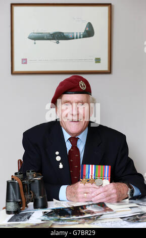 Des page, un ancien combattant de la Seconde Guerre mondiale de 91 ans de Maidstone, dans le Kent, Qui a participé à l'opération Market Garden, affiche ses médailles chez lui avant de rentrer aux pays-Bas pour commémorer le 70e anniversaire de l'opération militaire alliée à Arnhem, lors d'un voyage financé par le programme de retour des héros du Big Lottery Fund. Banque D'Images