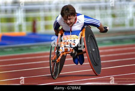 Tanni Gray Thompson, en Grande-Bretagne, montre ses émotions après avoir gagné l'or pendant les 400 mètres T53 des femmes aux Jeux paralympiques d'Athènes. Banque D'Images